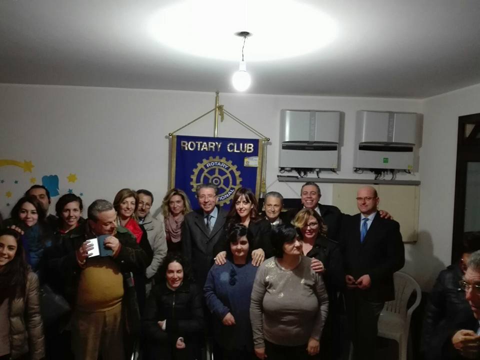 112 - Presenze del Governatore - Auguri del Rotary Club Salemi presso la Comunita  per diversabili e con i diversabili di Villa Bovarella - Salemi 20 dicembre 2015/000.jpg